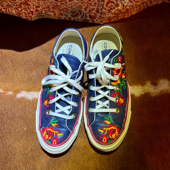 Converse detailed stitched flowers - Picture 5 of 5